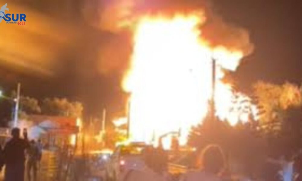Incendio reduce a cenizas la histórica Villa Doña Emilia en Montecristi