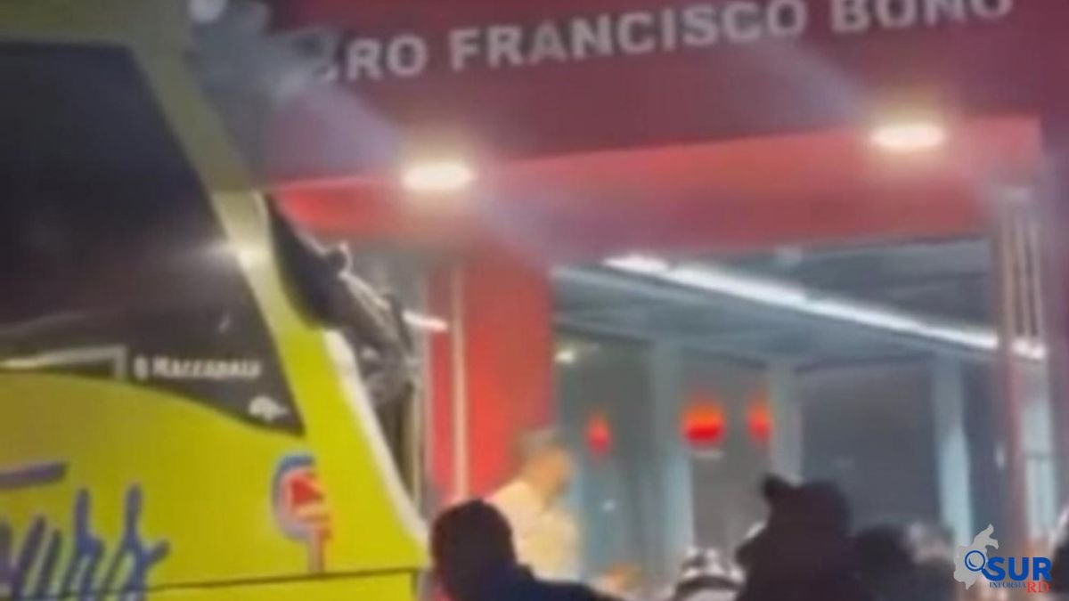 Autobús de Caribe Tours impacta estación del Metro en Santo Domingo