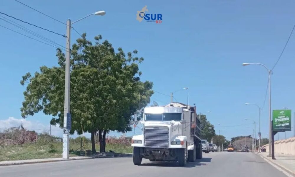 Preocupación en Barahona por circulación de camiones a alta velocidad en zona universitaria