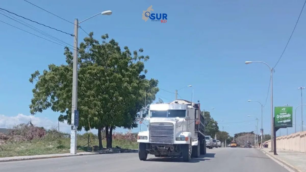 Preocupación en Barahona por circulación de camiones a alta velocidad en zona universitaria