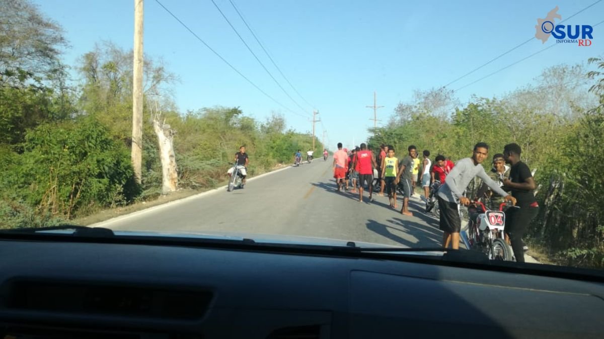 Comunitarios de Cabral en zozobra constante por desorden de motoristas echando carreras