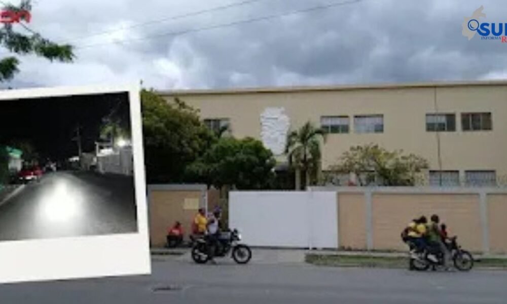 Estudiantes de Barahona denuncian suspensión de clases en el Centro Educativo Leonor Feltzpor apagones prolongados