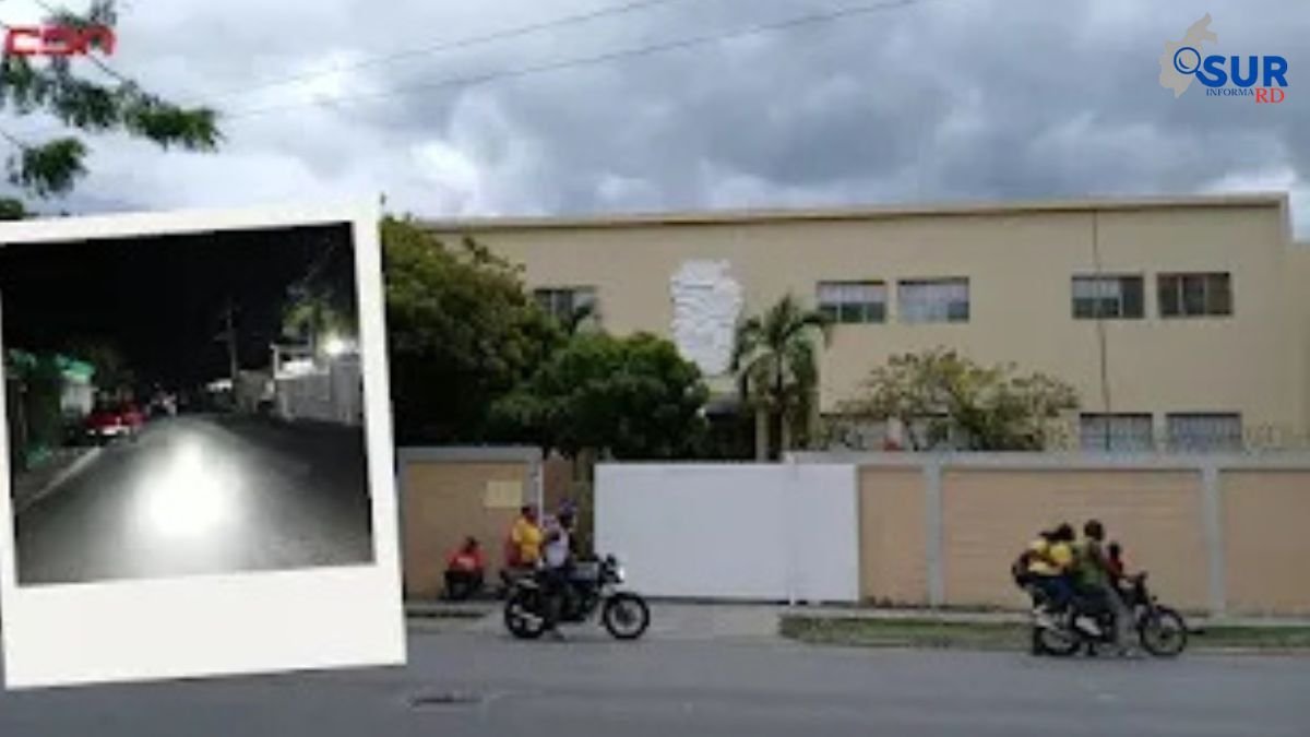 Estudiantes de Barahona denuncian suspensión de clases en el Centro Educativo Leonor Feltzpor apagones prolongados