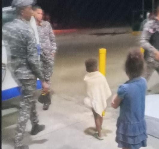 Policía rescata de la calle dos niños solos que deambulaban de madrugada en Sosúa Policía rescata de la calle dos niños solos que deambulaban de madrugada en Sosúa