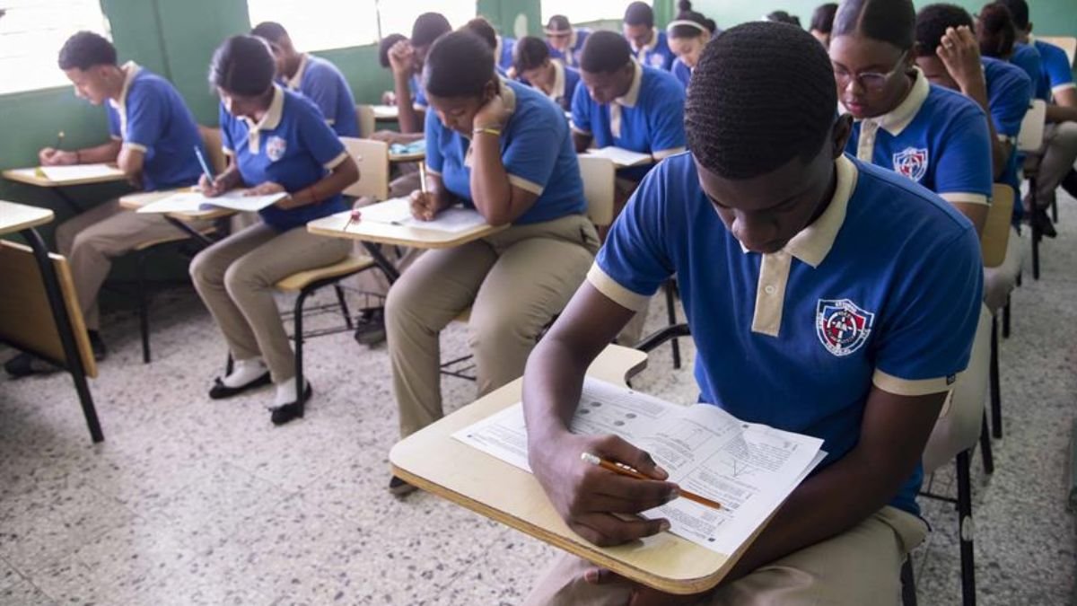 Minerd anuncia retorno a clases este lunes en casi todo el país, excepto en cuatro provincias bajo alerta roja Minerd anuncia retorno a clases este lunes en casi todo el país, excepto en cuatro provincias bajo alerta roja