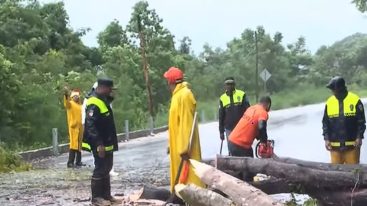 Autoridades en Barahona logran restablecer acceso en comunidades afectadas por tormenta Melissa Autoridades en Barahona logran restablecer acceso en comunidades afectadas por tormenta Melissa