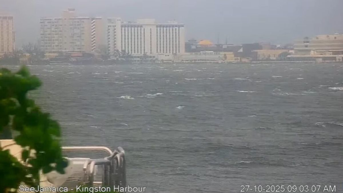 Jamaica se mantiene en alerta máxima ante el inminente impacto del huracán Melissa