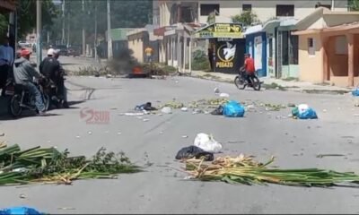 “¡Luz pa’ cuándo!” Moradores de Palmarito se cansan de esperar y reclaman en las calles a Edesur por apagón de mas de 15 dias. “¡Luz pa’ cuándo!” Moradores de Palmarito se cansan de esperar y reclaman en las calles a Edesur por apagón de mas de 15 dias.