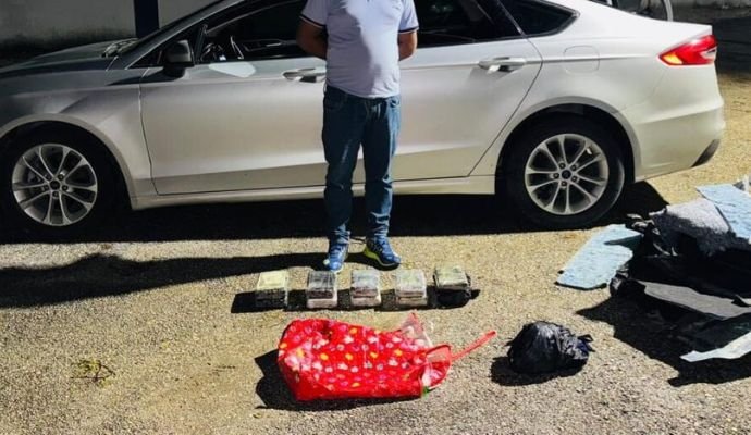 DNCD intercepta a hombre con más de 10 kilos de presunta cocaína en Barahona DNCD intercepta a hombre con más de 10 kilos de presunta cocaína en Barahona