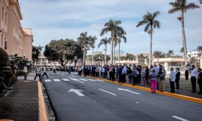 Ciudadanos marchan hasta el Palacio Nacional en defensa del medio ambiente y contra la expansión minera Ciudadanos marchan hasta el Palacio Nacional en defensa del medio ambiente y contra la expansión minera