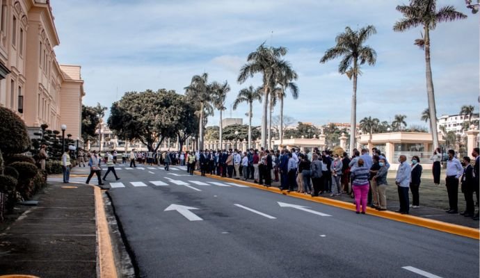 Ciudadanos marchan hasta el Palacio Nacional en defensa del medio ambiente y contra la expansión minera Ciudadanos marchan hasta el Palacio Nacional en defensa del medio ambiente y contra la expansión minera