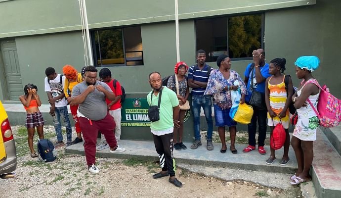 Ejército Dominicano intercepta minibús con 14 ciudadanos haitianos en condición irregular en Jimaní Ejército Dominicano intercepta minibús con 14 ciudadanos haitianos en condición irregular en Jimaní