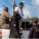 Denuncian abusos y robos durante operativos de Migración y Policía en comunidad de Azua Denuncian abusos y robos durante operativos de Migración y Policía en comunidad de Azua