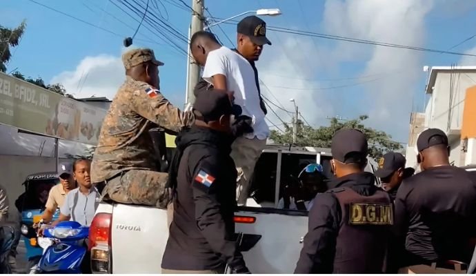 Denuncian abusos y robos durante operativos de Migración y Policía en comunidad de Azua Denuncian abusos y robos durante operativos de Migración y Policía en comunidad de Azua