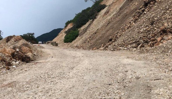 Osiris de León alerta sobre riesgo de deslizamientos en la carretera Barahona-Enriquillo por lluvias de la tormenta Melissa Osiris de León alerta sobre riesgo de deslizamientos en la carretera Barahona-Enriquillo por lluvias de la tormenta Melissa