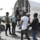 Haitiano resulta herido tras caer de un segundo piso durante operativo de Migración en La Descubierta Haitiano resulta herido tras caer de un segundo piso durante operativo de Migración en La Descubierta