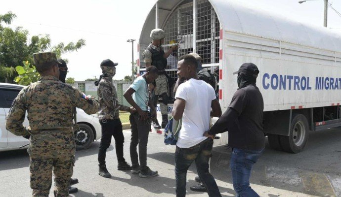 Haitiano resulta herido tras caer de un segundo piso durante operativo de Migración en La Descubierta Haitiano resulta herido tras caer de un segundo piso durante operativo de Migración en La Descubierta