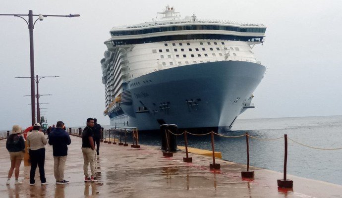 Crucero Oasis arriba a Cabo Rojo con más de 6,300 pasajeros pese a lluvias por tormenta Melissa Crucero Oasis arriba a Cabo Rojo con más de 6,300 pasajeros pese a lluvias por tormenta Melissa