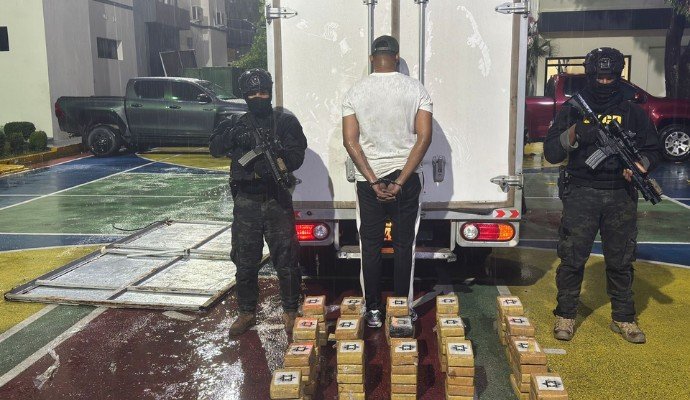 DNCD ocupa 85 paquetes de presunta cocaína escondidos en el techo de un camión en Pedro Brand DNCD ocupa 85 paquetes de presunta cocaína escondidos en el techo de un camión en Pedro Brand