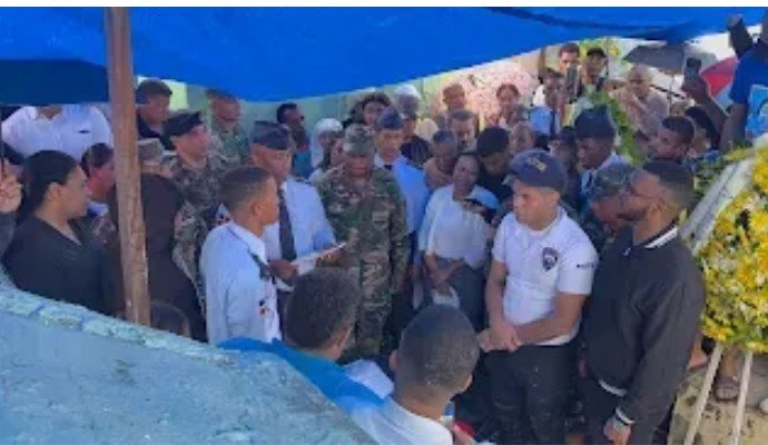 Con honores militares sepultan al abogado y militar Hugo Francisco Gómez en Barahona Con honores militares sepultan al abogado y militar Hugo Francisco Gómez en Barahona