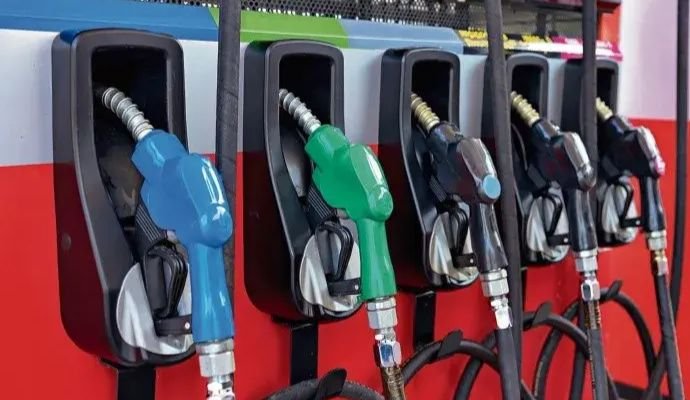 Gobierno mantiene precios de los combustibles y aplica ligeras rebajas en productos derivados del petróleo Gobierno mantiene precios de los combustibles y aplica ligeras rebajas en productos derivados del petróleo