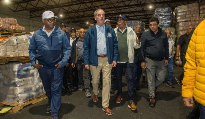 Abinader supervisa distribución de alimentos a familias afectadas por la tormenta Melissa Abinader supervisa distribución de alimentos a familias afectadas por la tormenta Melissa