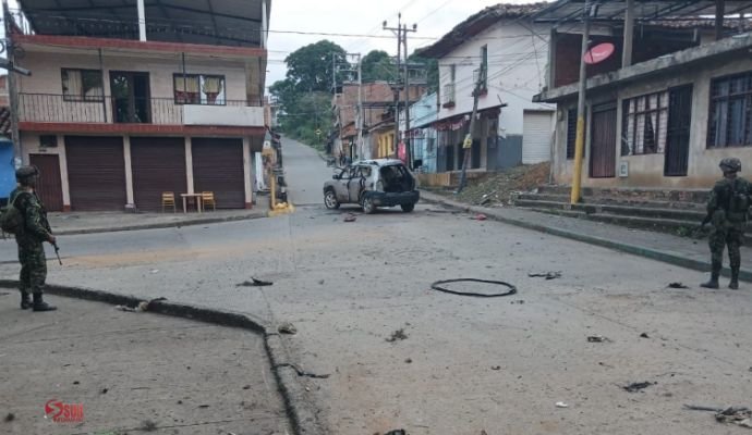Ataques con drones dejan tres heridos en municipio colombiano; autoridades atribuyen hechos a las FARC Ataques con drones dejan tres heridos en municipio colombiano; autoridades atribuyen hechos a las FARC
