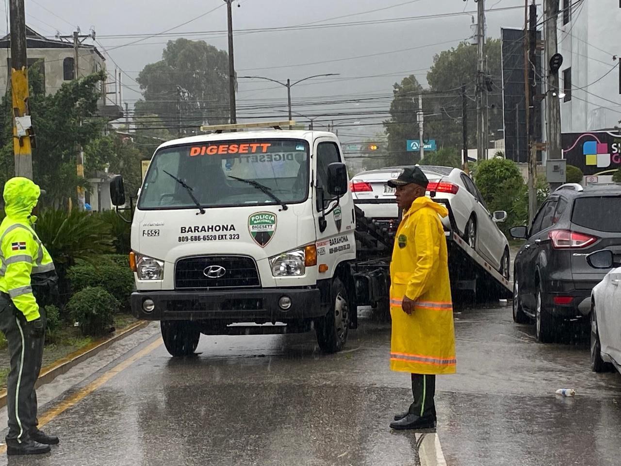 DIGESETT Barahona pone grúa a disposición de conductores ante cualquier inconveniente. DIGESETT Barahona pone grúa a disposición de conductores ante cualquier inconveniente.