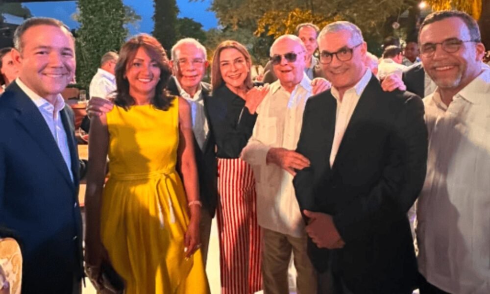 Líderes políticos compartieron en una actividad organizada por la Embajada de Estados Unidos SANTO DOMINGO.– Danilo Medina y el exministro Gonzalo Castillo coincidieron la noche del jueves con el expresidente Hipólito Mejía y la precandidata presidencial Carolina Mejía durante una recepción con motivo del 250.º aniversario de la Independencia de los Estados Unidos, celebrada en la residencia de la embajadora estadounidense en República Dominicana. El encuentro reunió a importantes figuras del escenario político nacional, quienes compartieron en un ambiente institucional durante la actividad encabezada por la embajadora Leah Campos. Al acto también asistieron el presidente Luis Abinader y la primera dama Raquel Arbaje, además de funcionarios, dirigentes políticos, representantes diplomáticos e invitados especiales. Durante la recepción, Danilo Medina, Gonzalo Castillo, Hipólito Mejía y Carolina Mejía participaron en una fotografía junto a otras figuras políticas, entre ellas Cándida Montilla, Jhonny Pujols y Andrés Navarro. En su discurso, la embajadora Leah Campos dio la bienvenida a los asistentes y resaltó la importancia de la conmemoración como una oportunidad para fortalecer los vínculos de amistad, cooperación y respeto mutuo entre Estados Unidos y la República Dominicana. La diplomática también valoró las relaciones bilaterales que mantienen ambas naciones en diferentes áreas de interés común. Coincidencia en medio del escenario político La presencia de dirigentes de distintas organizaciones políticas llamó la atención, debido a que varios de ellos participan activamente en el escenario político de cara a los próximos procesos internos y electorales. Tanto Gonzalo Castillo como Carolina Mejía desarrollan actividades públicas dentro de sus respectivas organizaciones políticas, en momentos en que se perfilan como figuras de relevancia en el panorama político nacional.