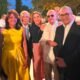Líderes políticos compartieron en una actividad organizada por la Embajada de Estados Unidos SANTO DOMINGO.– Danilo Medina y el exministro Gonzalo Castillo coincidieron la noche del jueves con el expresidente Hipólito Mejía y la precandidata presidencial Carolina Mejía durante una recepción con motivo del 250.º aniversario de la Independencia de los Estados Unidos, celebrada en la residencia de la embajadora estadounidense en República Dominicana. El encuentro reunió a importantes figuras del escenario político nacional, quienes compartieron en un ambiente institucional durante la actividad encabezada por la embajadora Leah Campos. Al acto también asistieron el presidente Luis Abinader y la primera dama Raquel Arbaje, además de funcionarios, dirigentes políticos, representantes diplomáticos e invitados especiales. Durante la recepción, Danilo Medina, Gonzalo Castillo, Hipólito Mejía y Carolina Mejía participaron en una fotografía junto a otras figuras políticas, entre ellas Cándida Montilla, Jhonny Pujols y Andrés Navarro. En su discurso, la embajadora Leah Campos dio la bienvenida a los asistentes y resaltó la importancia de la conmemoración como una oportunidad para fortalecer los vínculos de amistad, cooperación y respeto mutuo entre Estados Unidos y la República Dominicana. La diplomática también valoró las relaciones bilaterales que mantienen ambas naciones en diferentes áreas de interés común. Coincidencia en medio del escenario político La presencia de dirigentes de distintas organizaciones políticas llamó la atención, debido a que varios de ellos participan activamente en el escenario político de cara a los próximos procesos internos y electorales. Tanto Gonzalo Castillo como Carolina Mejía desarrollan actividades públicas dentro de sus respectivas organizaciones políticas, en momentos en que se perfilan como figuras de relevancia en el panorama político nacional.