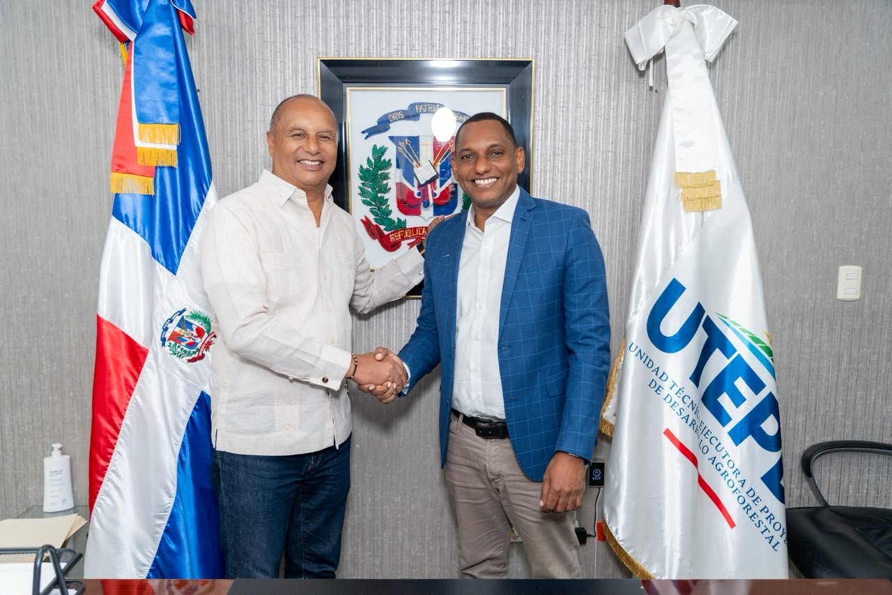 Director de UTEPDA recibe visita del dirigente agropecuario Eulalio Ramírez